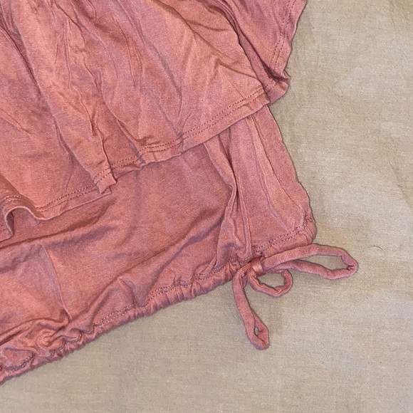 Flouncy strapless pink crop top - Picture 2 of 3